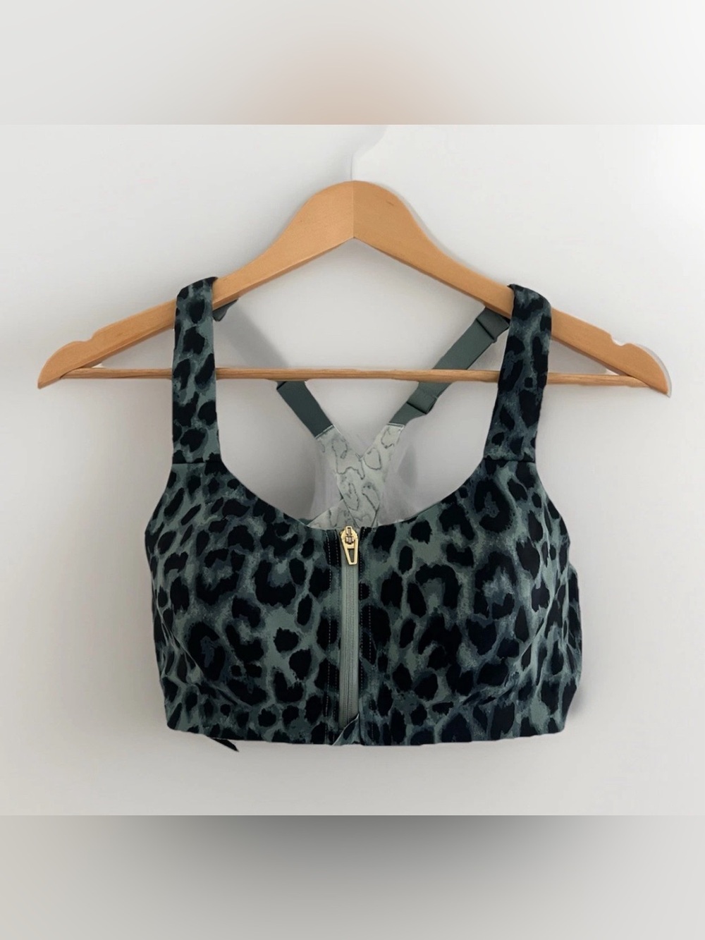 Victoria Secret Knockout Front Zip Sports Bra 34D Leopard
